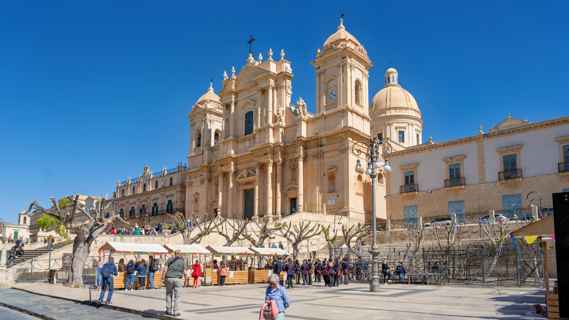Der Duomo e Cattedrale di San Nicolò, erbaut von 1694 bis 1703, erhielt mit einer neuen Kuppel im 19. Jahrhundert ihr heutiges Erscheinungsbild. Der dreischiffige Innenraum birgt zahlreiche Kunstwerke, teils aus Noto Antica. Seit 2012 trägt sie den Titel Basilika minor.